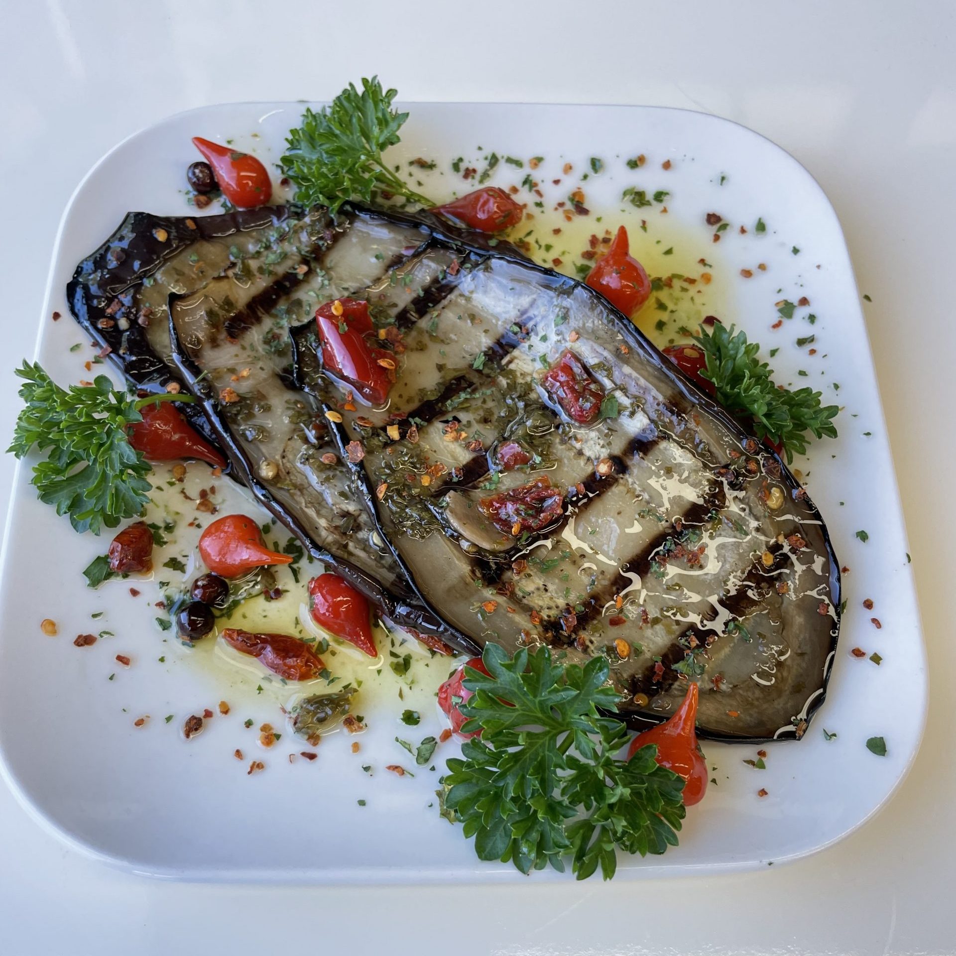 Eingelegte gegrilte Auberginen in Krätermarinade
