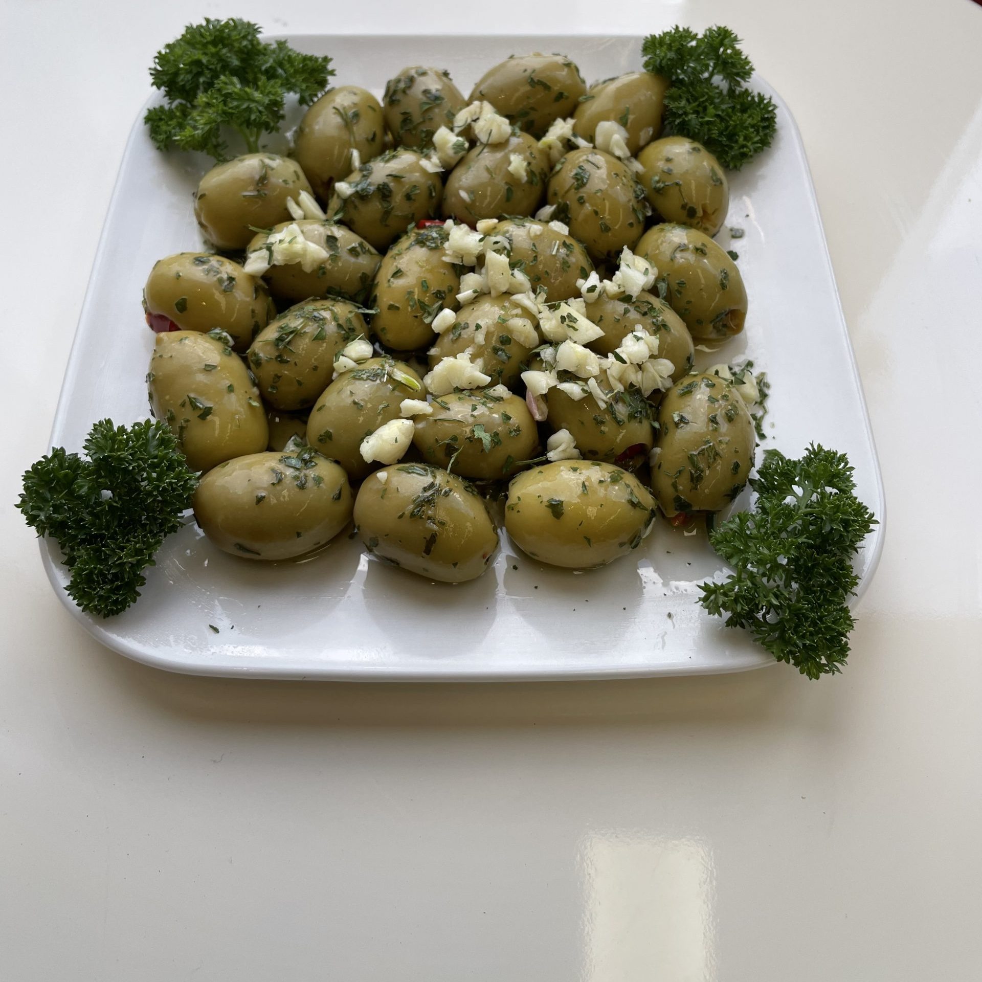 Grüne Oliven in Kroblauch Kräutermarinade