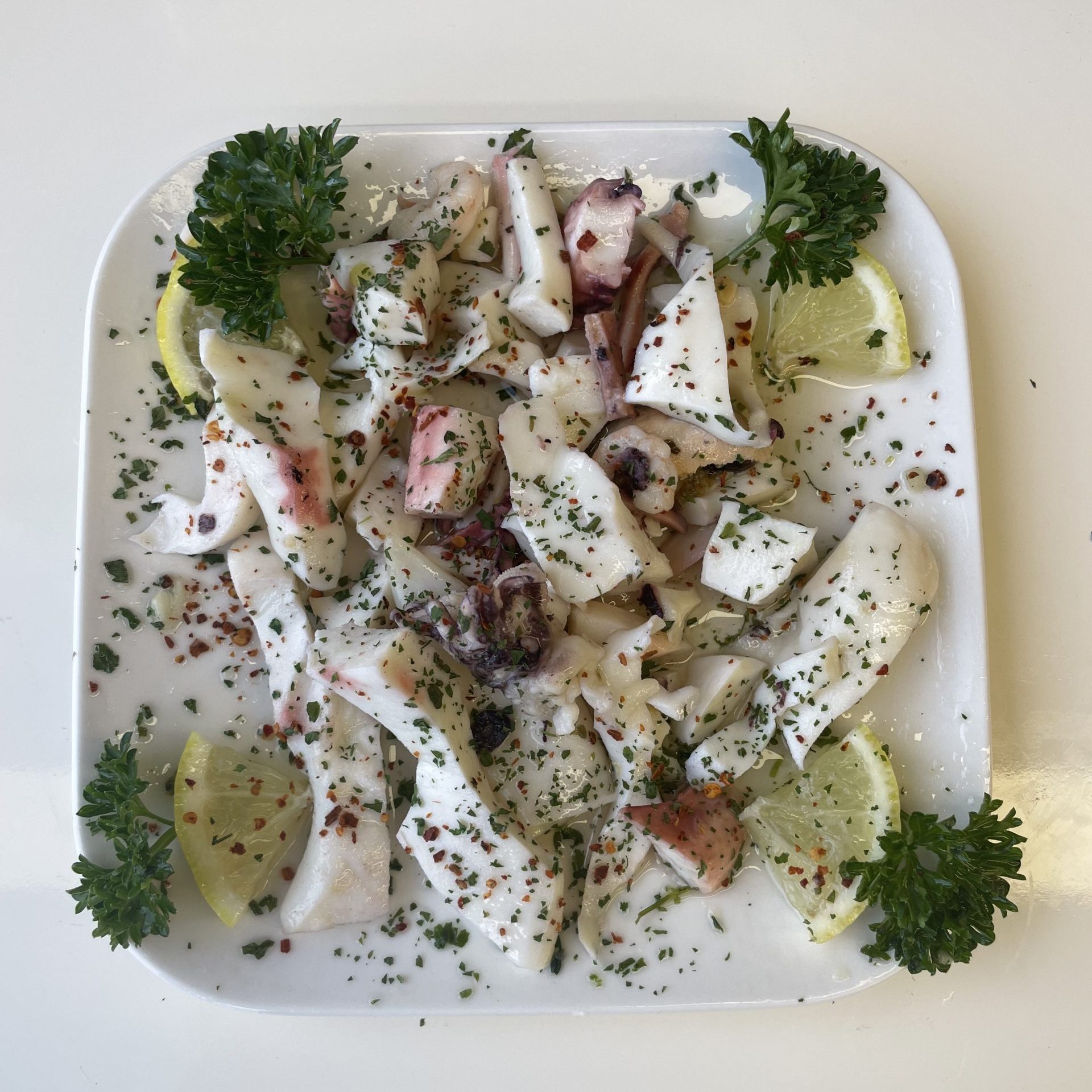Meeresfrüchtesalat in Öl und Kräuter eingelegt