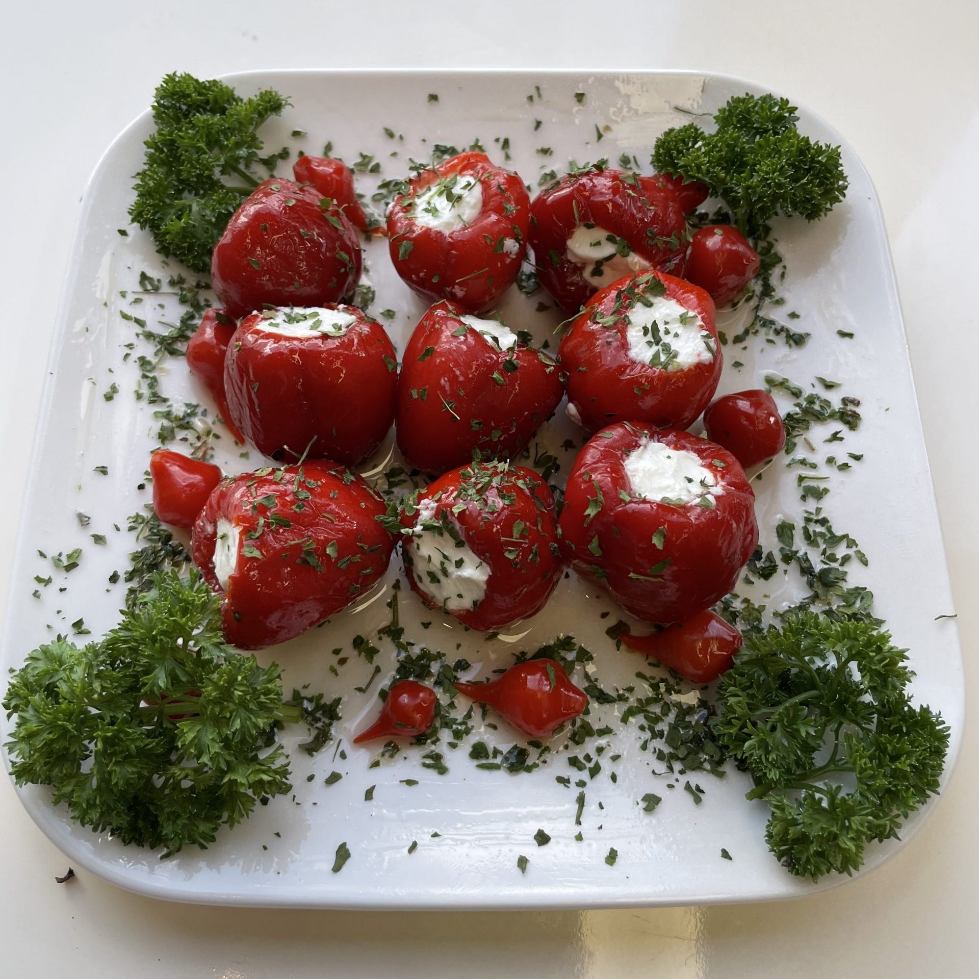 Pappadew rot süß gefl. mit Käsemischung in Kräutermarinade
