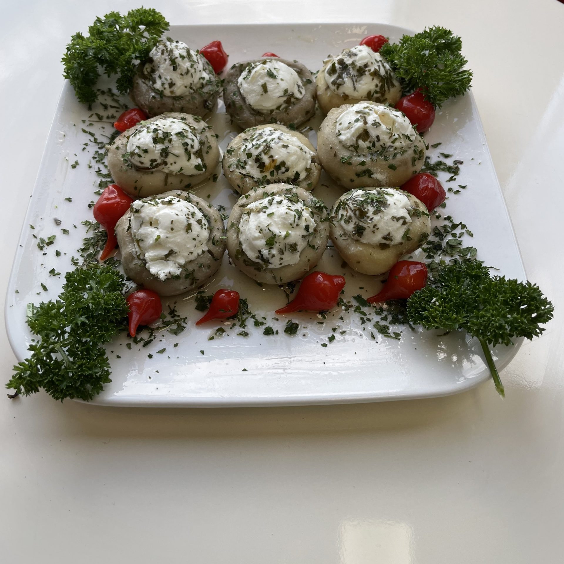 gefülte Champignionköpfe mit Käsezubereitung in Kräutermarinade